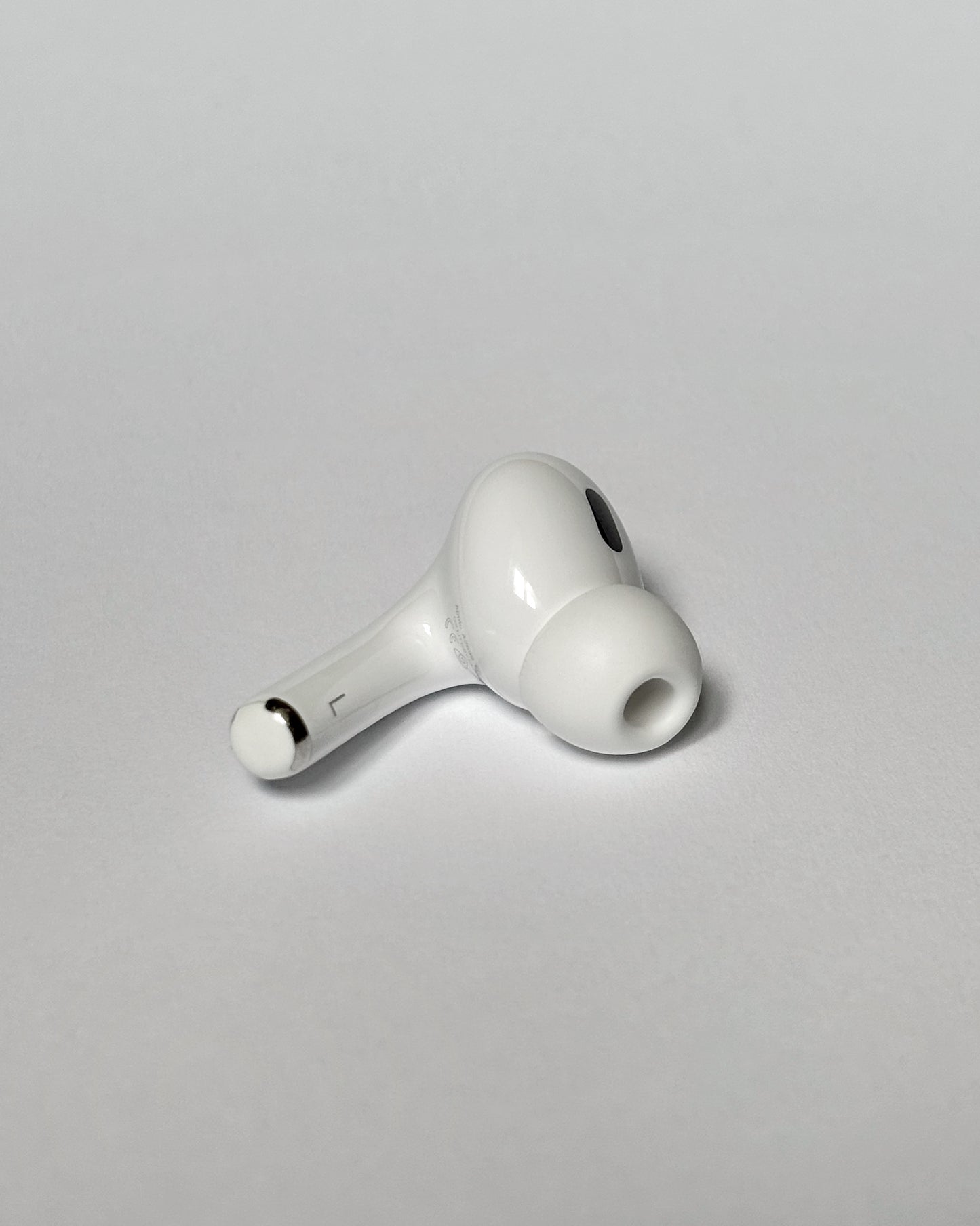 Apple AirPods Pro 2. Generation links USB-C A3047/A3048