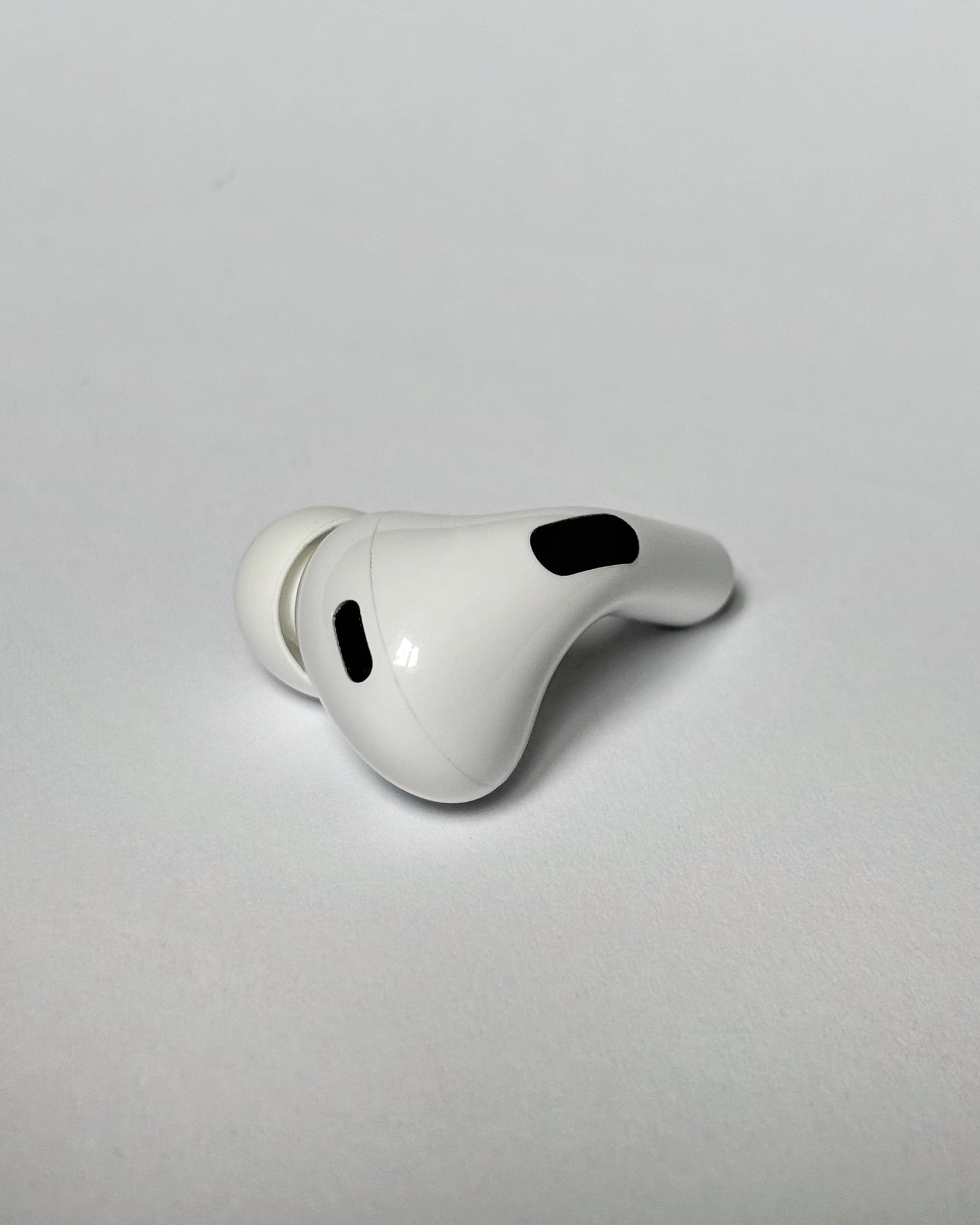 Apple AirPods Pro 2. Generation links USB-C A3047/A3048