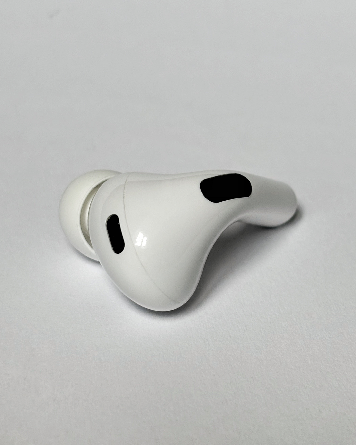 Apple AirPods Pro 2. Generation links USB-C A3047/A3048