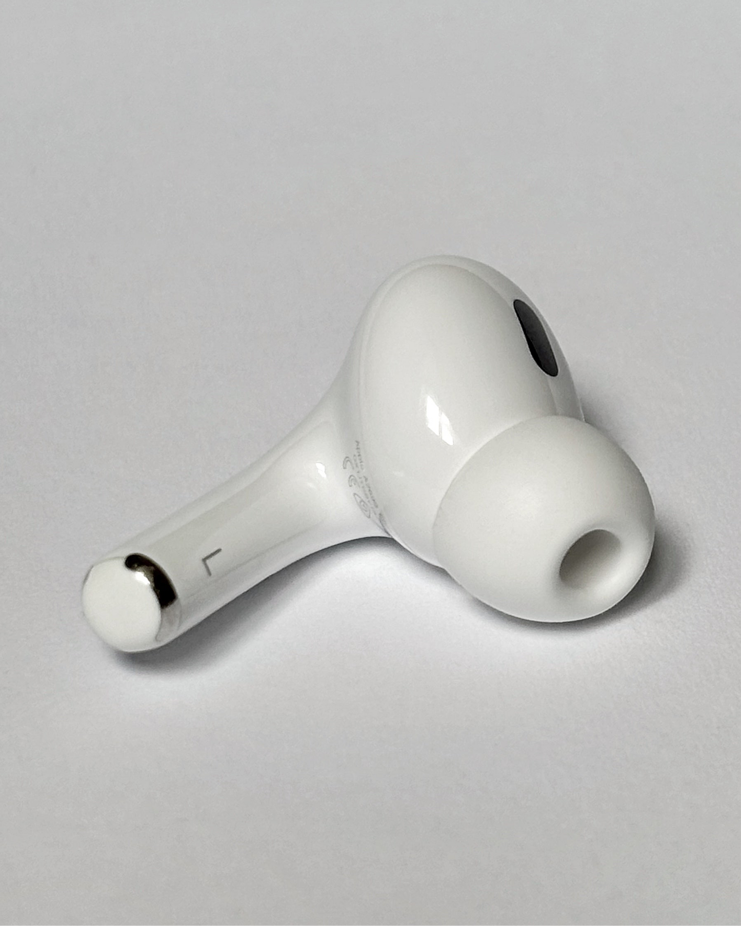 Apple AirPods Pro 2. Generation links USB-C A3047/A3048