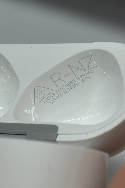 Apple AirPods 4. Generation Ladecase ohne ANC A3050/A3053/A3058